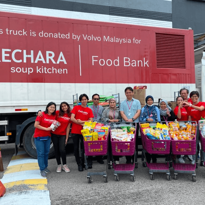 Volunteers from Johor distributing food packs to beneficiaries
