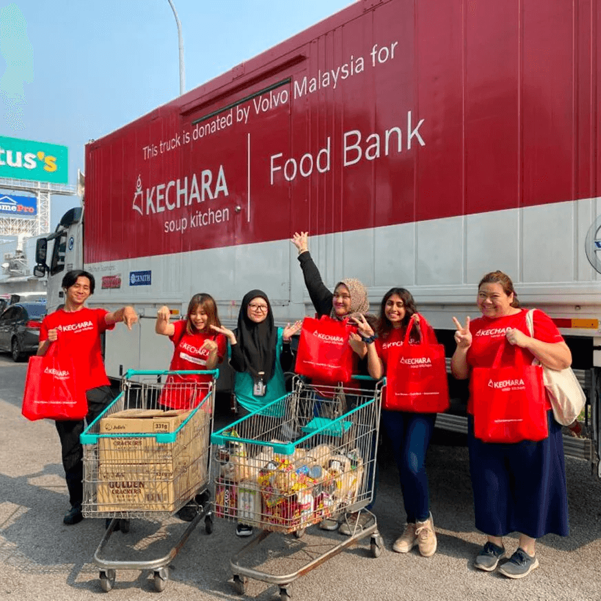Volunteers from Melaka distributing food packs to beneficiaries