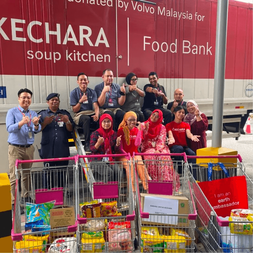 Volunteers from Perak distributing food packs to beneficiaries
