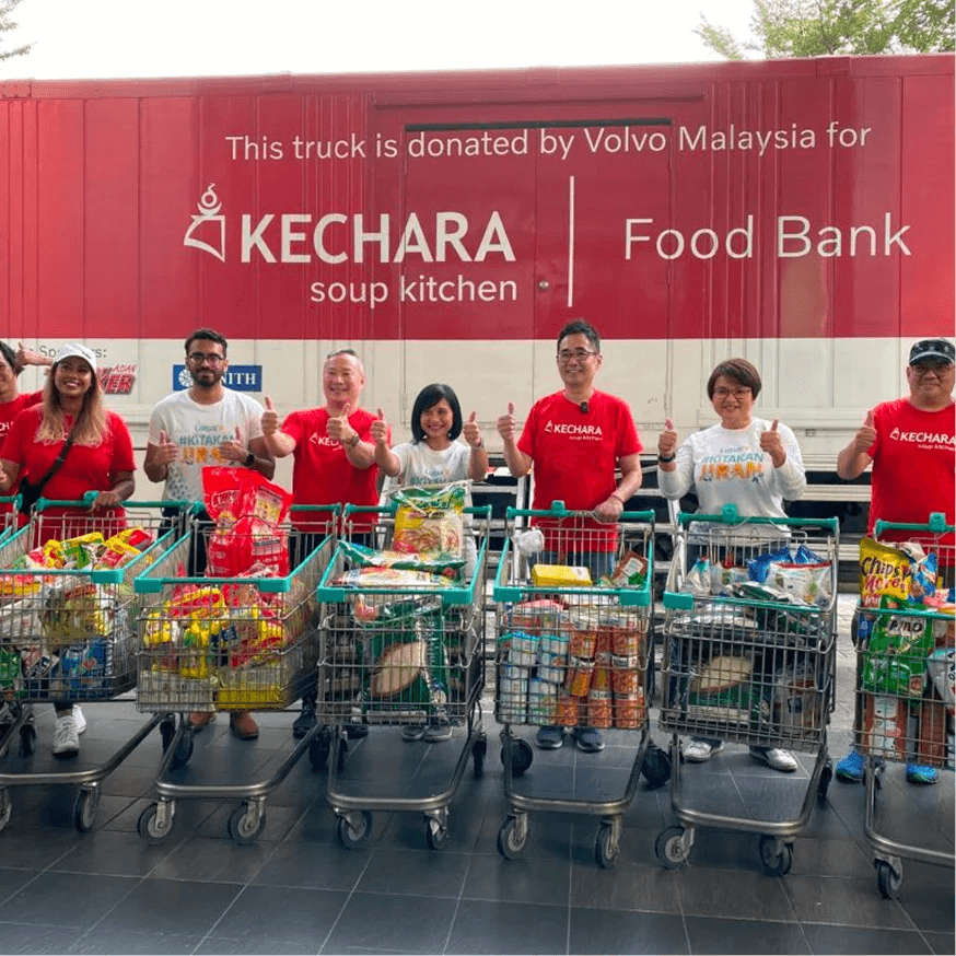 Volunteers from Klang Valley distributing food packs to beneficiaries
