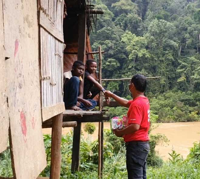 KSK staff giving out food supplies for Orang Asli in Kuala Tahan