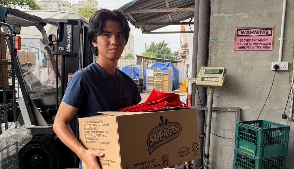 Volunteer carrying food supplies, Photo by Alfred Lee